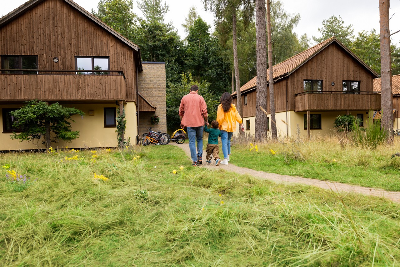 A family walking into their lodge.