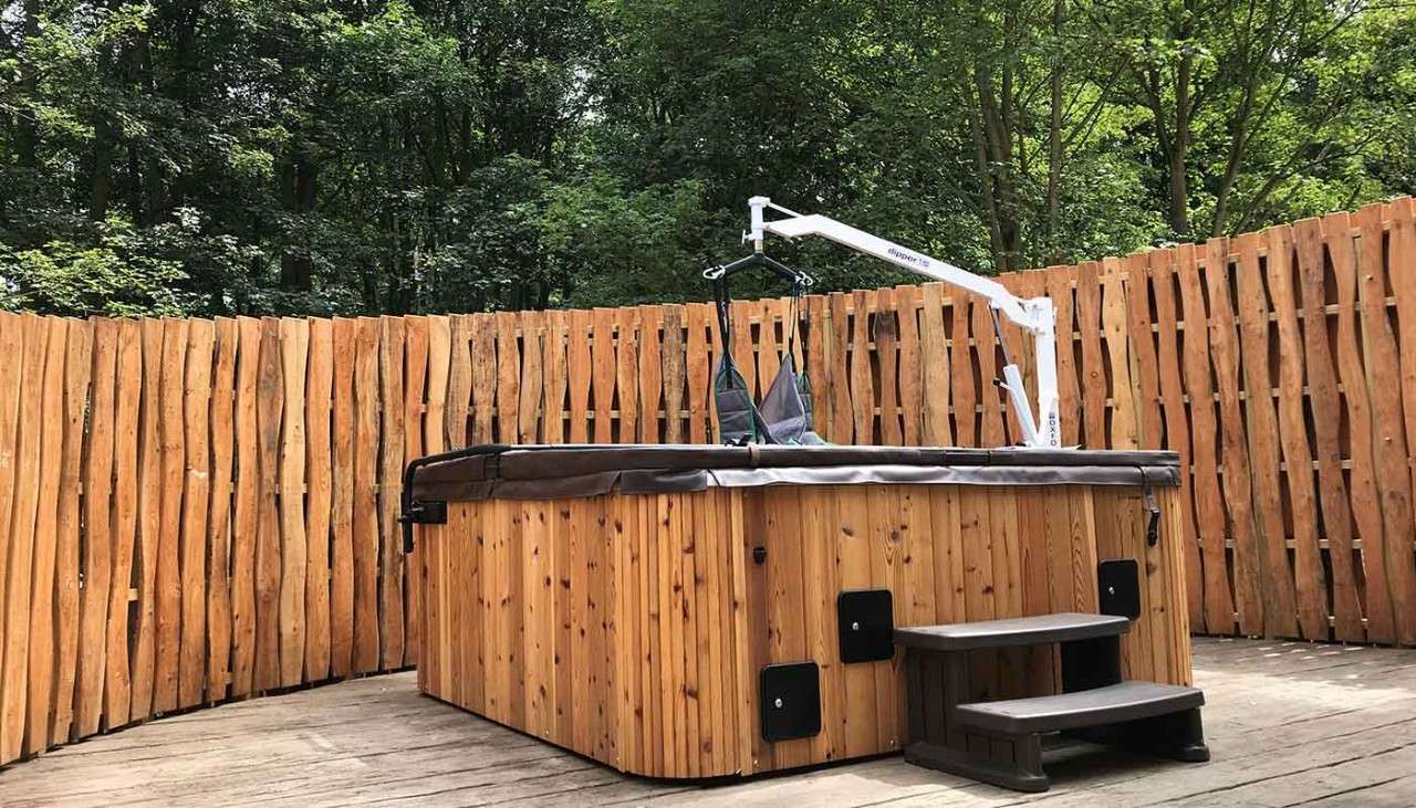 Hot tub with hoist