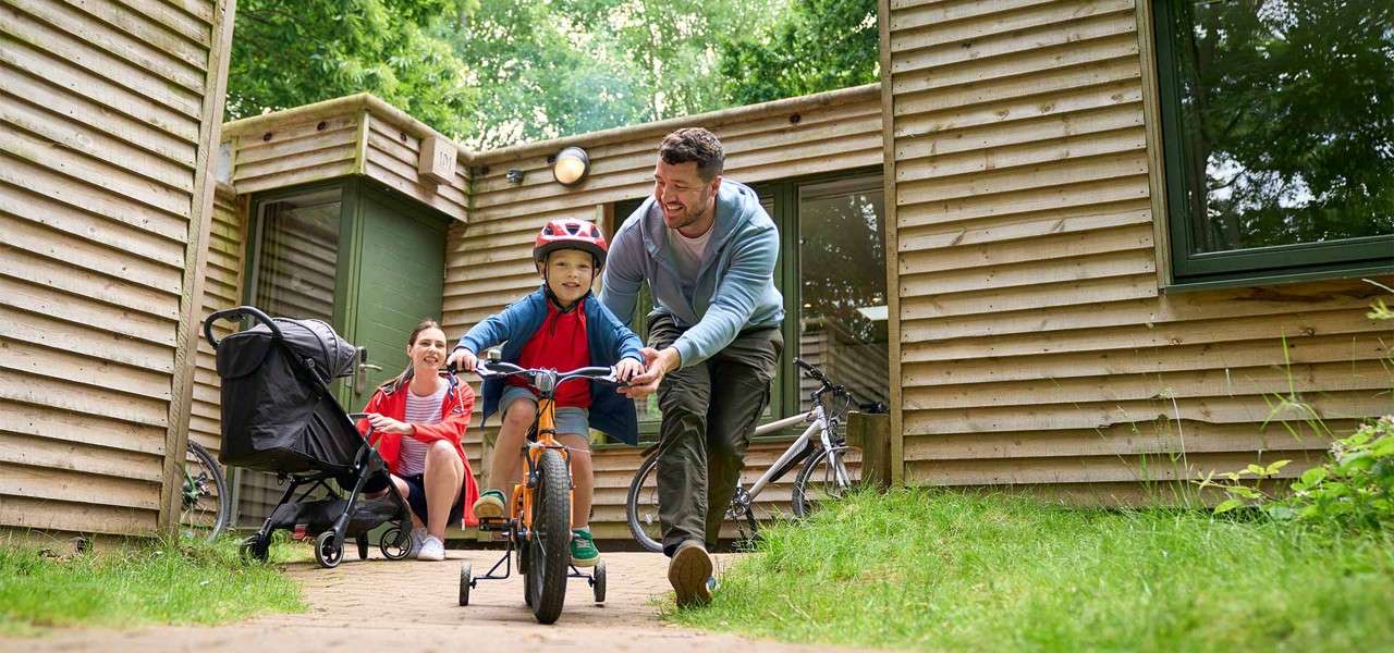A mother and her child on the beach in autumn.