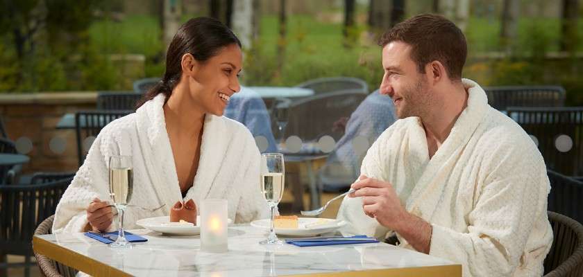 Couple eating together in the Vitalé Café Bar