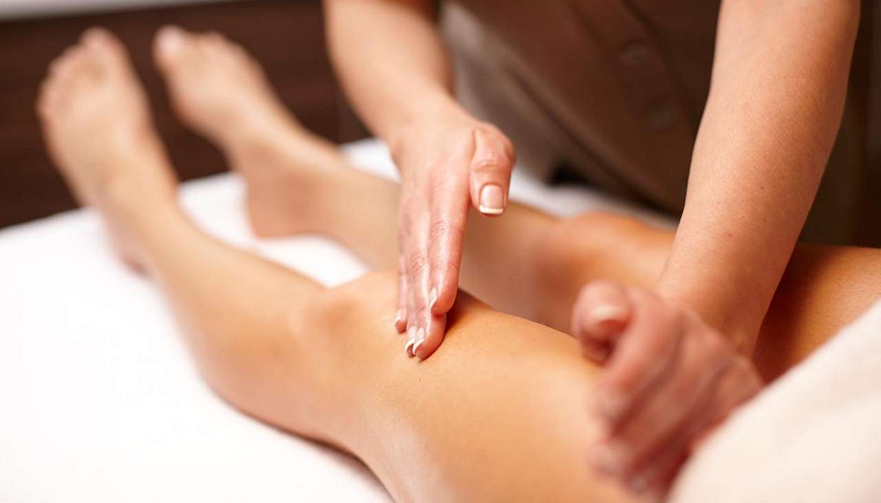 Woman receiving a swedish leg massage.