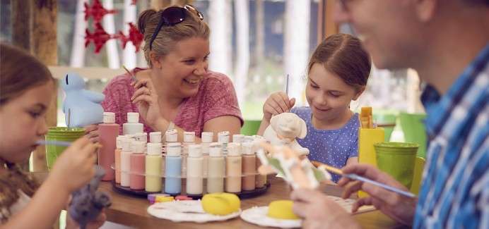  A family pottery painting