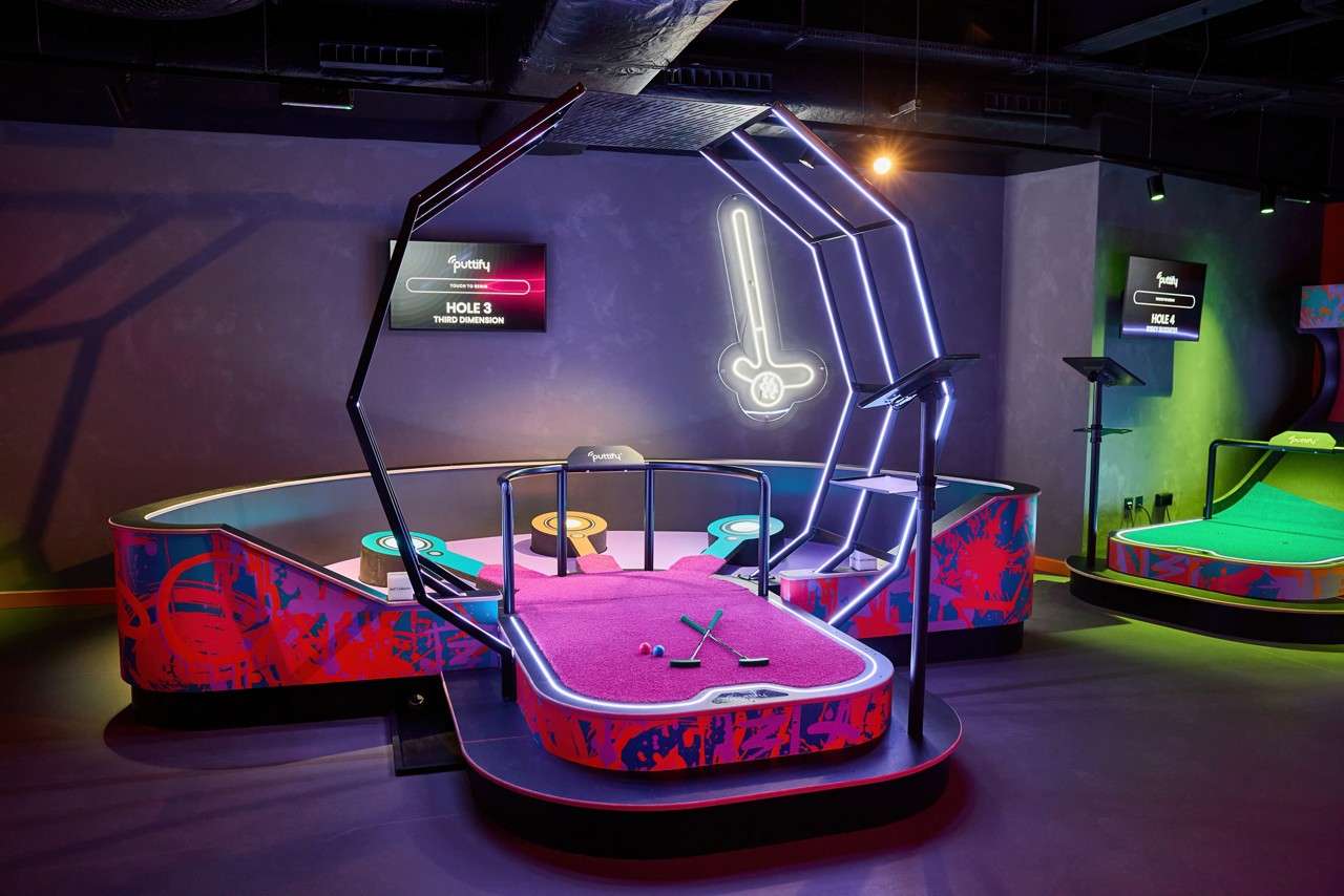 Colourful Puttify course with obstacles.