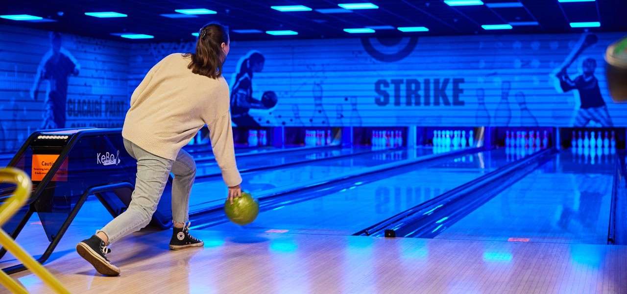 Young woman bowling 