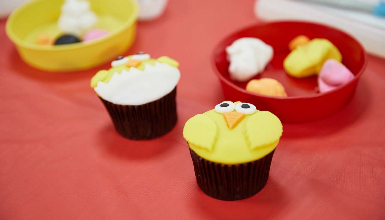 Cupcakes decorated with an Easter theme.