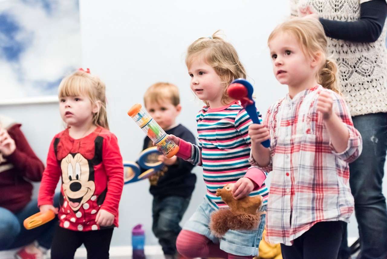 Children taking part in mini musicaal movers