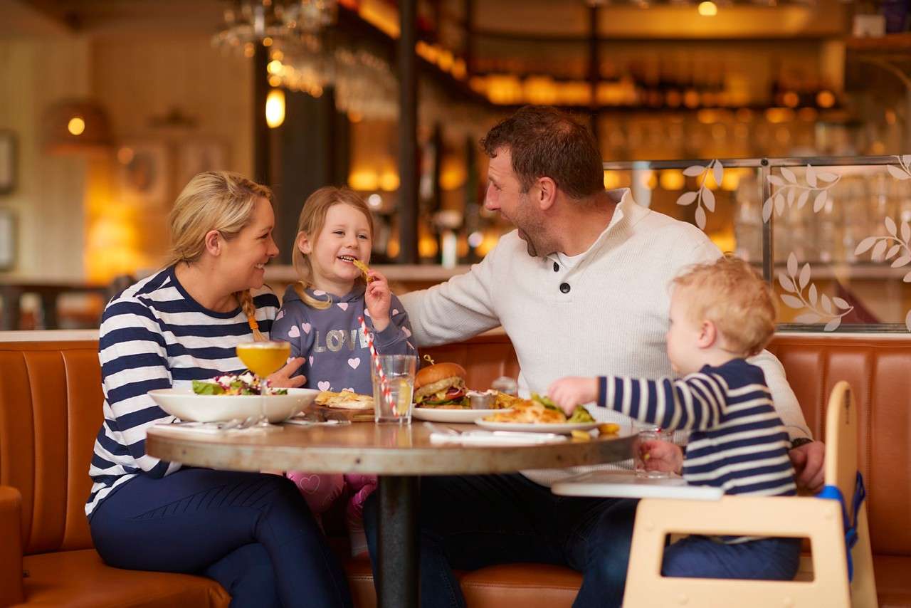 LO 2022 family dining Caras